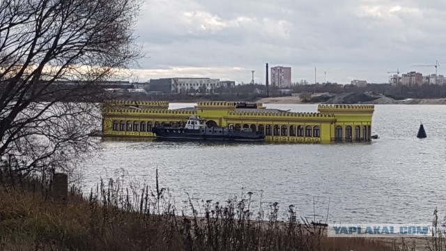 Плавучий ресторан «Серебряный кит» тонет в Санкт-Петербурге