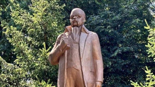 В Харькове демонтировали мемориальную доску в честь борцов с немецким фашизмом