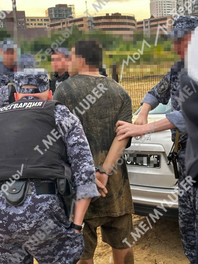 Толпа отдыхающих кубинцев напала с ножами на спасателей на Дзержинском карьере  вечером в воскресенье.