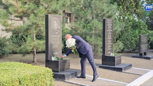 Жители Бельц вышли сегодня к Мемориалу воинской славы и легендарному «Танку»