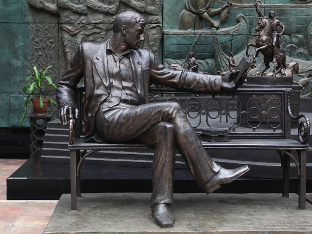 Сядь со мною рядом!