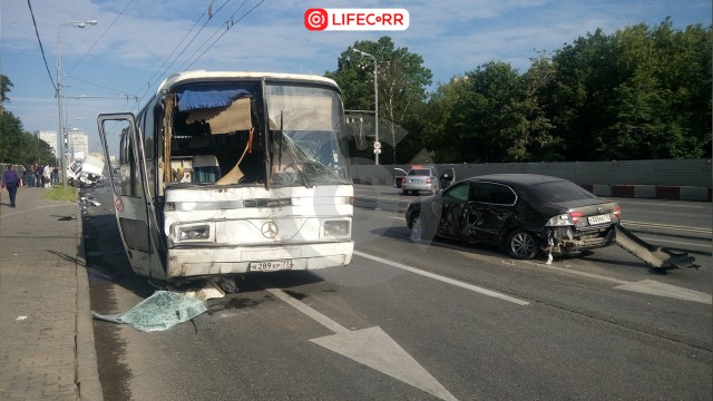 Движение по Волоколамскому шоссе парализовано из-за крупного ДТП