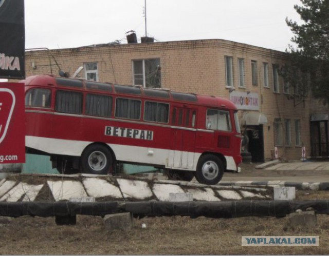 Автомобили на постаменте