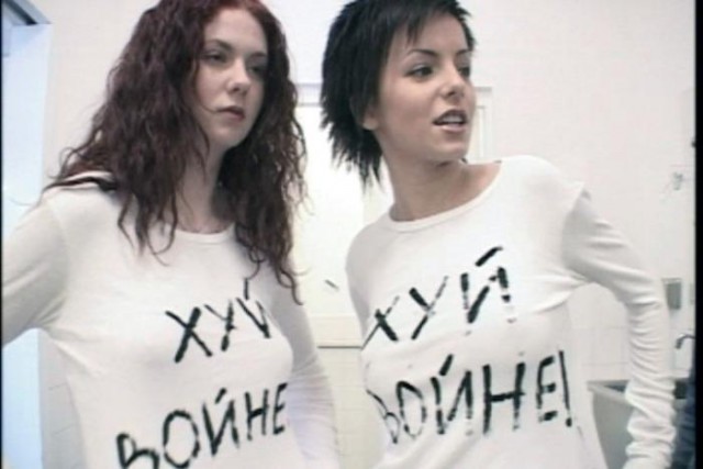 В Москве стартовали продажи футболок "Иди на Х*й" от Vetements. В черном цвете от 20 тысяч рублей
