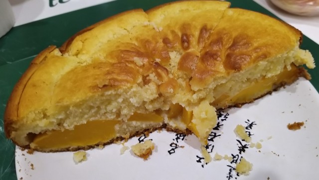 Быстро-вкусно: пирог на сметане с персиками