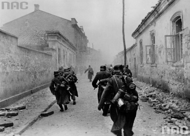 От мировой истории до истории одного человека: 19 фото «тогда и сейчас»