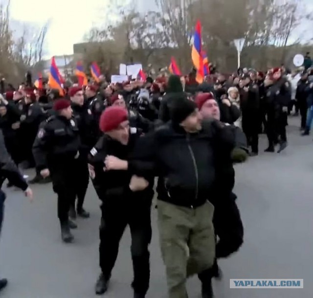 B Армении в эти минуты проходит акция с обвинениями в адрес Российской Федерации