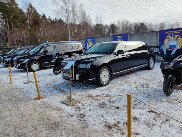 Aurus Senat загорелся в центре Москвы