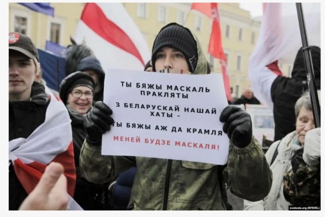 Тем временем зумерши в Могилёве устроили протестный перфоманс во время празднования 9 мая