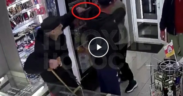 — Ты е*анутый что ли? — Я твою маму е*ал!