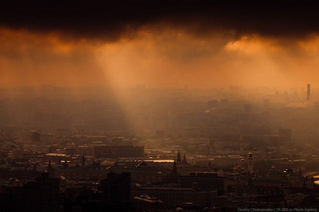 Необычный рассвет над Москвой