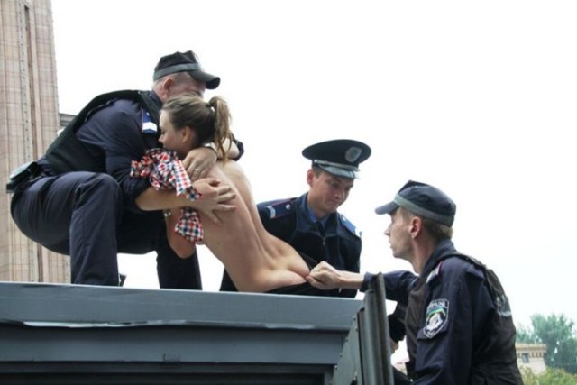 FEMEN на участке где голосовал В.Путин