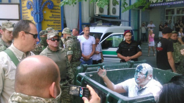 Чиновник обматерил жителей во время торжественного открытия фонаря 
