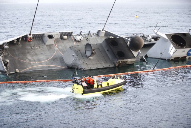 Норвежцы наварили 9 креплений и привязали затонувший фрегат - но он продолжает погружаться