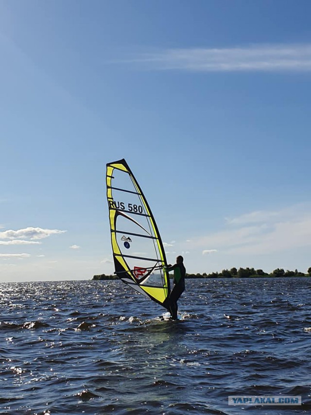«Без неё нам конец»: как женщина-почтальон на лодке возит еду и письма людям на остров