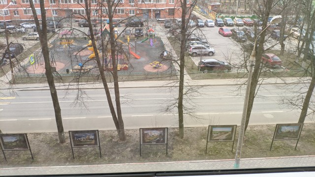 Давайте фото у кого какой вид из окна на оживленные улицы городов в настоящий момент