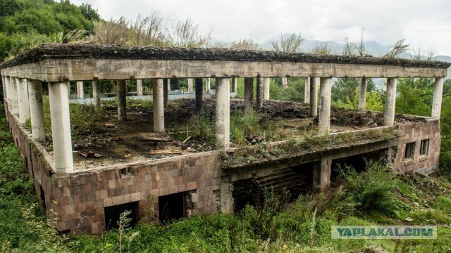«Малая часть былого величия»: пост с фотографиями заброшенных пионерлагерей