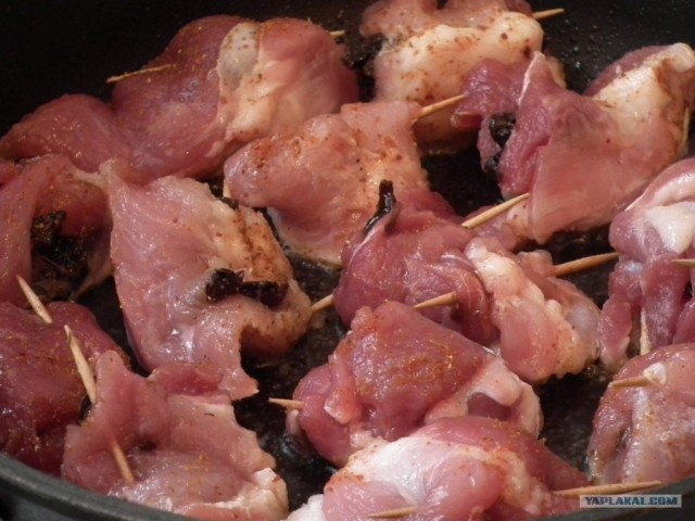 Мясо с черносливом в горчичном соусе