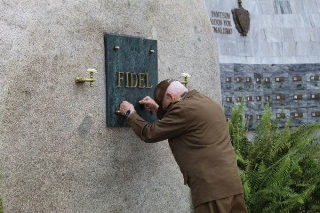 У могилы Фиделя Кастро