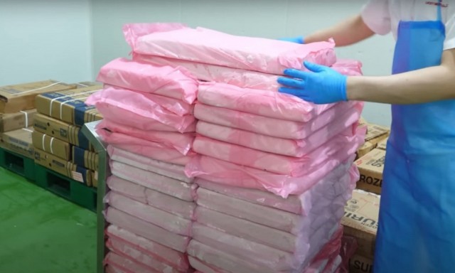 "А где крабы?" В Сети поэтапно показали, как делаются крабовые палочки на фабрике в Таиланде