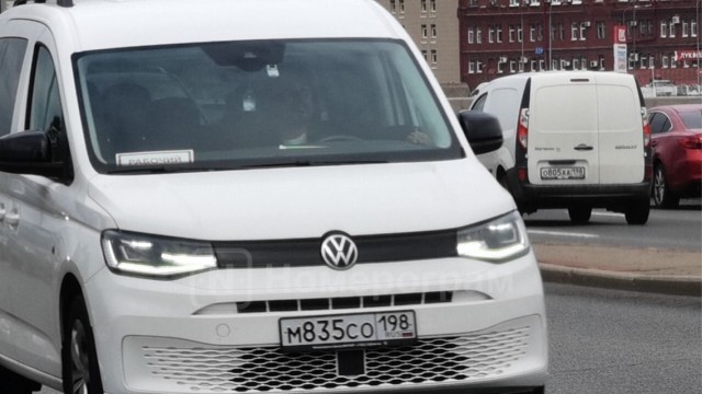 Водители легковушек хотели устроить автоподставу, и одному пришлось уезжать по ремонтной полосе.