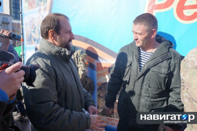 В Донецке руководство ДНР наградило ополченцев