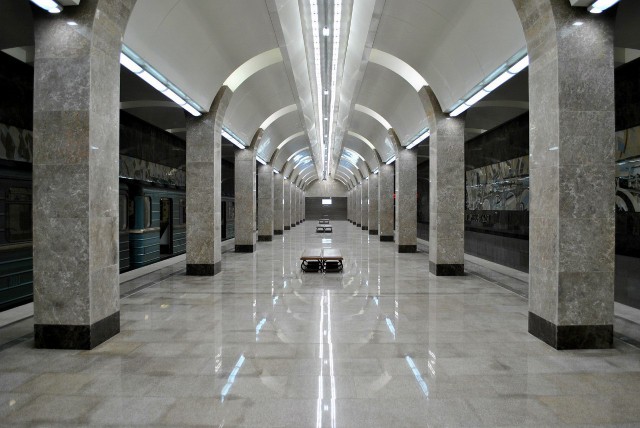 Необычное: московское и питерское метро без людей