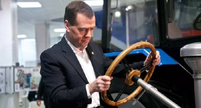 Дмитрий Медведев утвердил приоритет перекрёстков с круговым движением