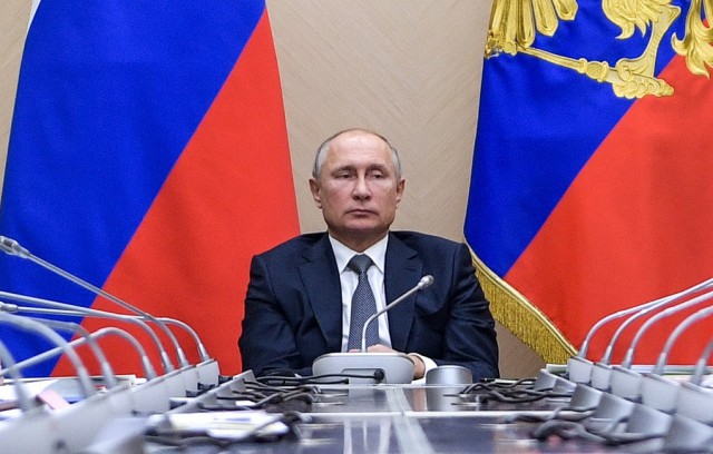 Путин подписал закон о продлении приостановки выплат по советским вкладам