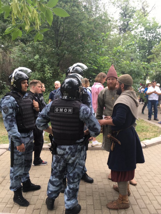 Уже более 200 человек задержали на шествии в поддержку Ивана Голунова на Чистопрудном и Цветном бульварах в Москве
