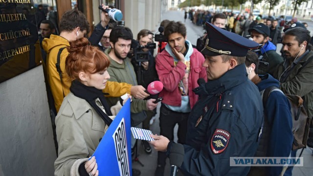 Около администрации президента в Москве начались пикеты в поддержку Павла Устинова
