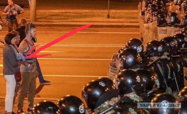 В одном белорусском городе, Кобрине, ОМОН опустил щиты и перестал разгонять протестующих