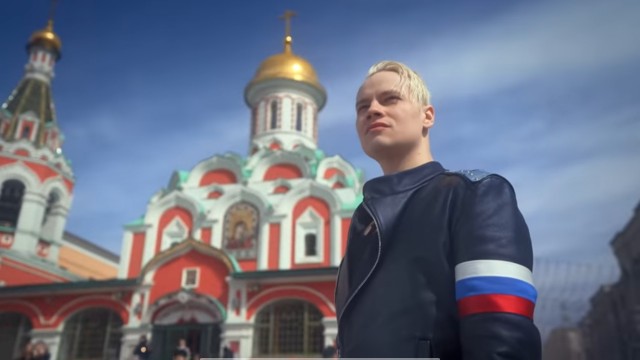 Директор школы в ХМАО написала заявление в полицию из-за косичек школьницы в цветах флага Украины