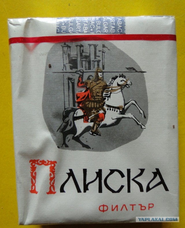 Подоконник на заброшенном заводе.