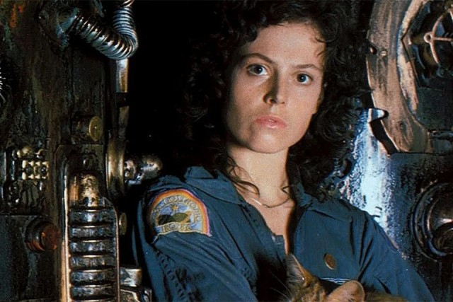 Немного странная Сигурни Уивер