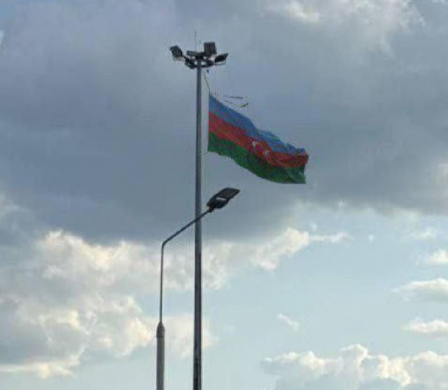 UPD: Фейк: Над рынком «Садовод» в Москве поднят флаг Азербайджана