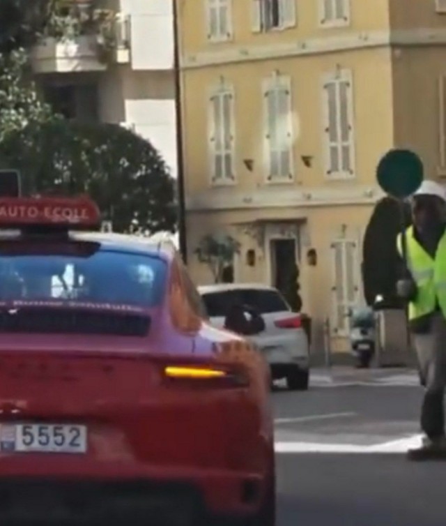 В автошколе Монако учат вождению на спортивной Porsche 911 Carrera