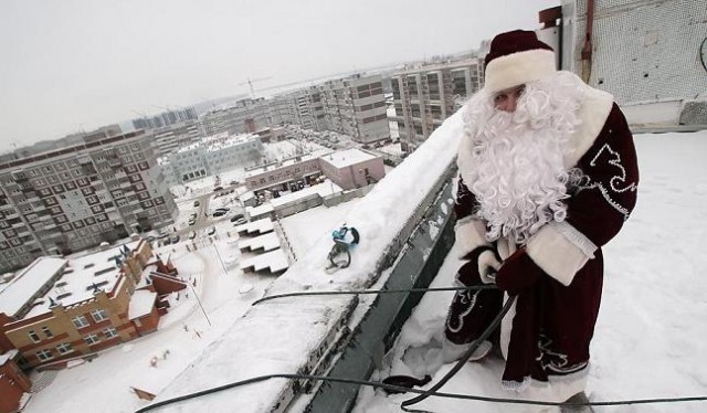 Дед Мороз приходит в окно