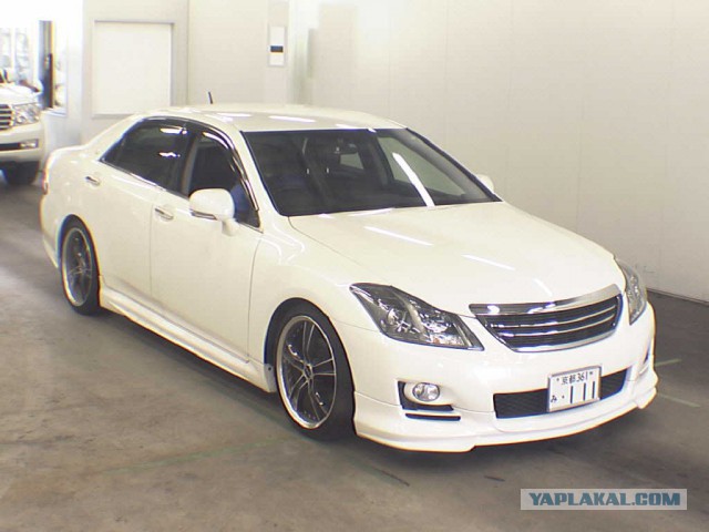 Леворульная Toyota Crown - специально для Китая.
