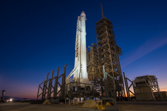 Запуск Falcon 9 FT с грузовым кораблем Dragon к МКС