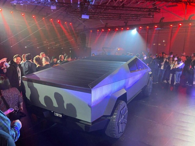 Илон Маск представил миру электропикап Tesla Cybertruck