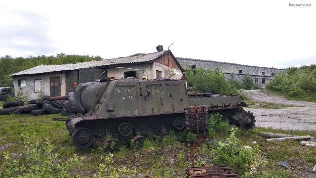 Заброшенные танки ИС-2М с башнями КВ и самоходки ИСУ-152