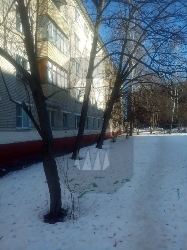 Житель Зеленограда пожаловался на соседей, которые выбрасывают с балкона бутылки с мочой