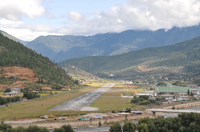 Посадка Boeing 737–300 в Paro Airport, Бутан