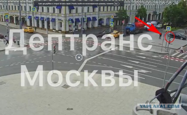 На Трубной площади в Москве мотоциклист на большой скорости влетел в BMW, после чего его отбросило в пешехода