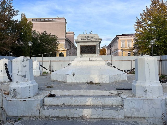 В Ревде уже шестой час пытаются разломать памятник Ленину.