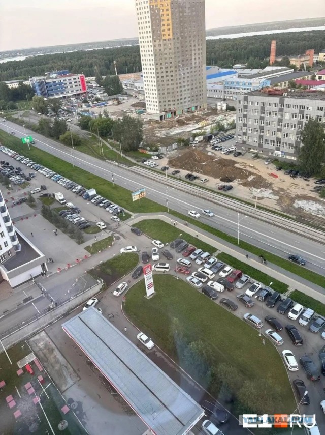 В Екатеринбурге очереди на заправку перекрыли въезд в ЖК