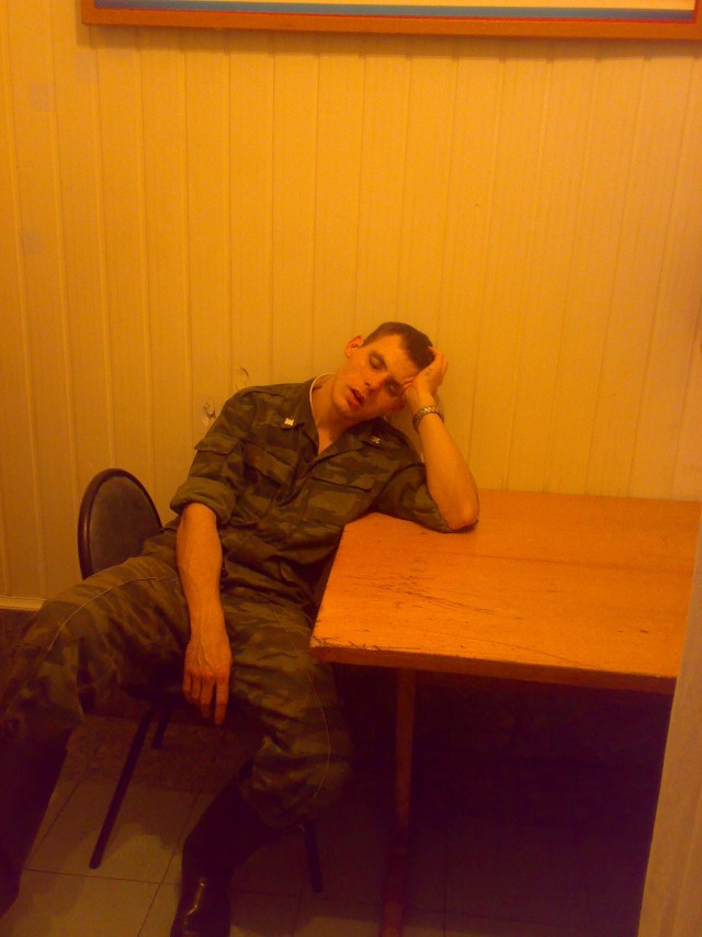 Russian Army - солдаты могут спать везде!