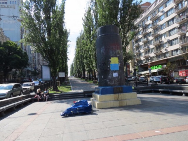 Католическая Богородица свалилась с постамента памятника Ленину в Киеве
