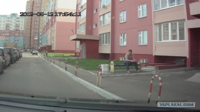 ЖКХ спасли газон от парковщиков